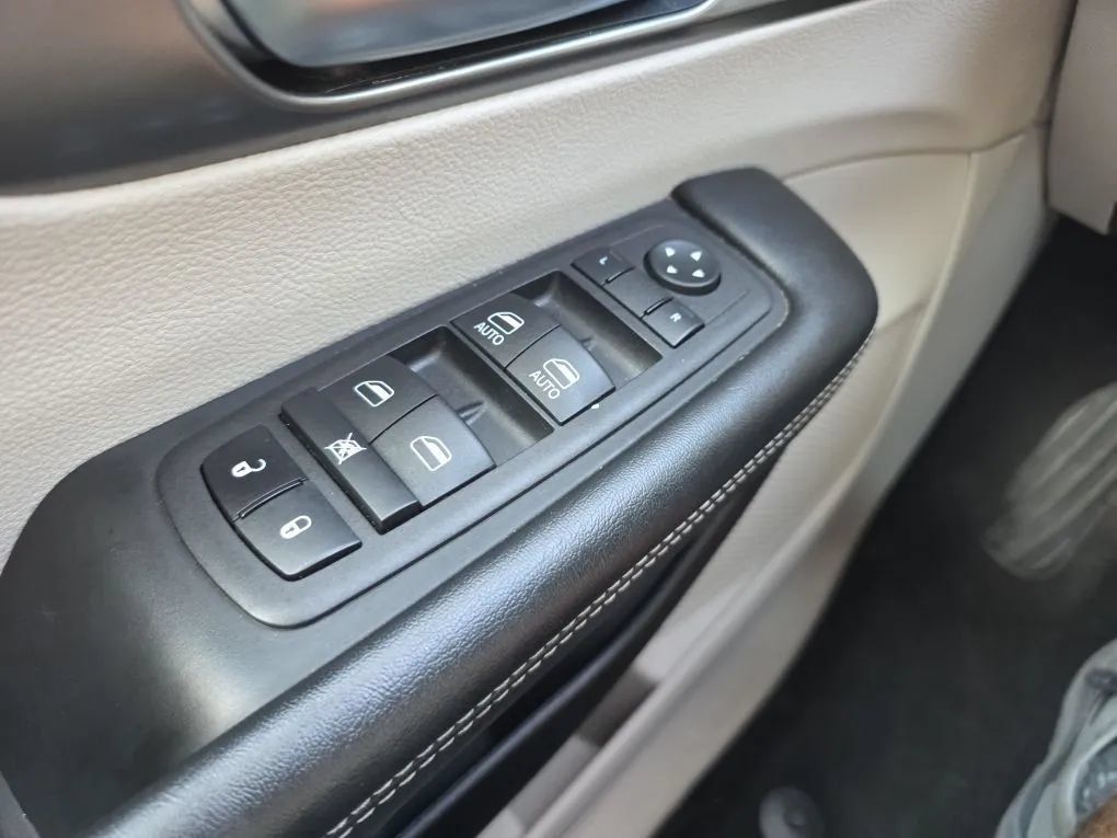 Used 2023 Chrysler Pacifica Touring-L FWD image 22