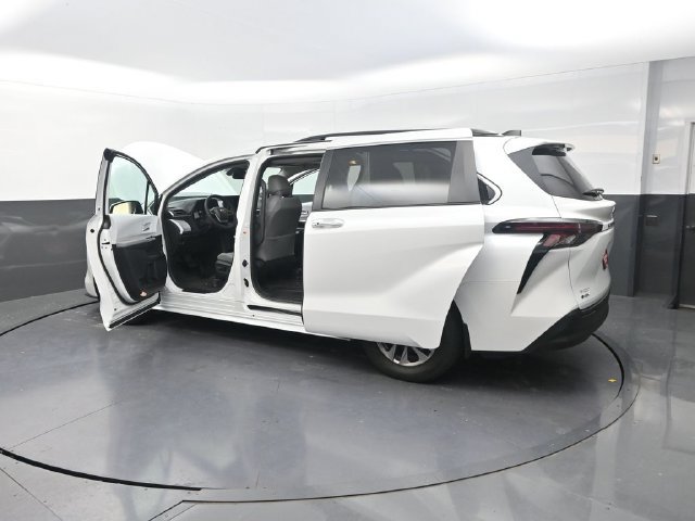 Used 2026 Toyota Sienna XLE FWD image 42