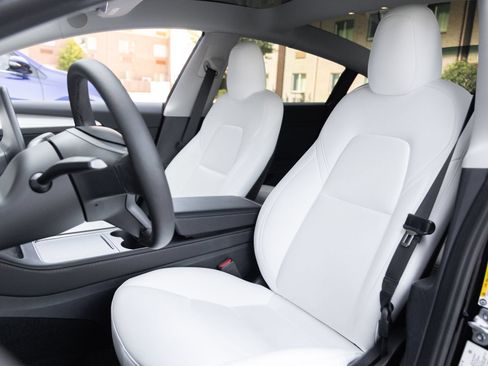 Used 2023 Tesla Model 3 Standard Range RWD image 4