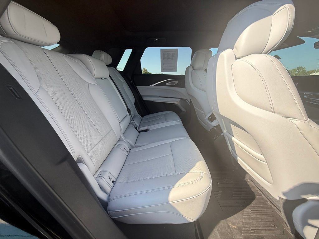 Certified 2024 Cadillac Lyriq Luxury AWD/4WD image 35