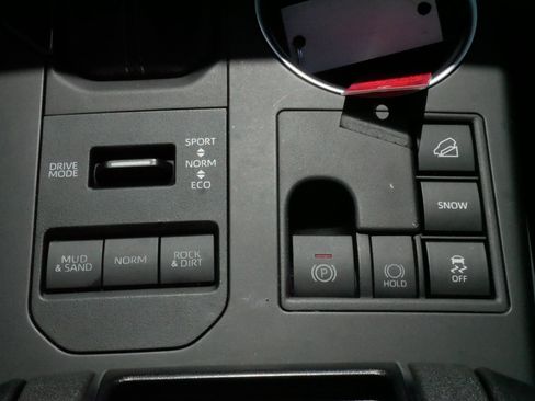 Used 2023 Toyota Highlander XLE AWD/4WD image 25