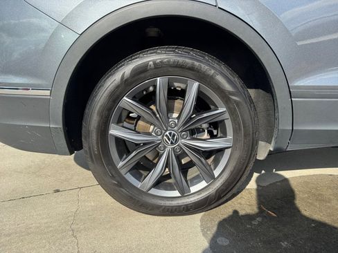 Used 2022 Volkswagen Tiguan SE w/ Panoramic Sunroof Package image 27