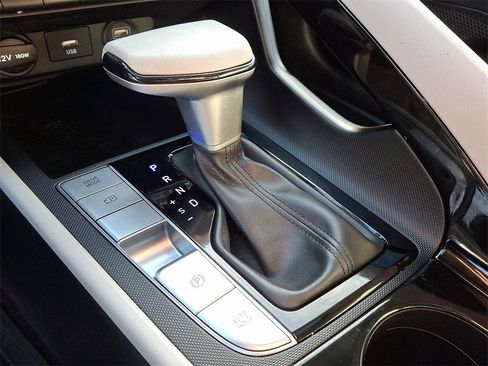 Used 2023 Hyundai Elantra Limited image 16