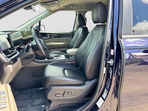Used 2025 Kia Carnival FWD image 21