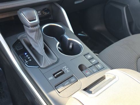 Used 2024 Toyota Highlander LE image 18