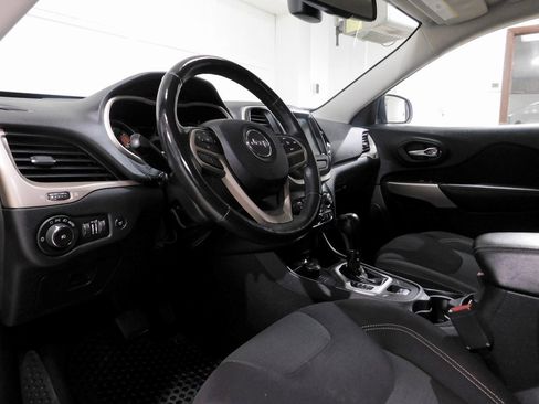 Used 2017 Jeep Cherokee Latitude w/ Comfort & Convenience Group image 28