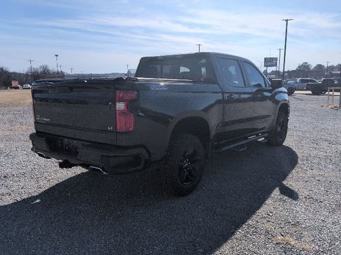 Used 2021 Chevrolet Silverado 1500 LT Trail Boss w/ Convenience Package II image 3