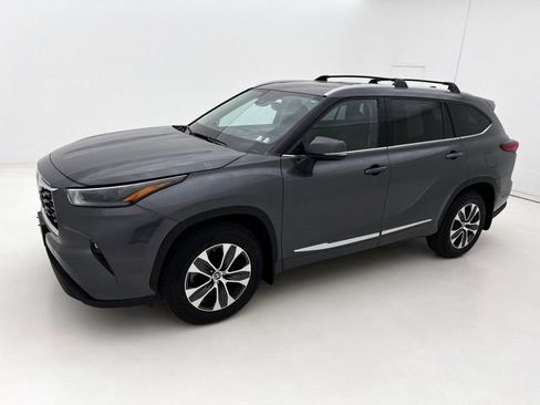 Used 2022 Toyota Highlander XLE AWD/4WD image 5