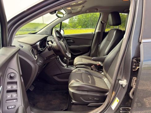 Used 2018 Chevrolet Trax LT w/ Driver Confidence Package FWD image 2