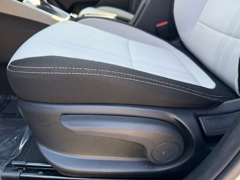 Used 2023 Hyundai Venue SEL FWD image 16