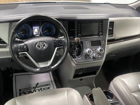 Used 2020 Toyota Sienna XLE FWD image 3
