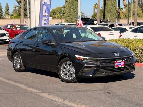 Used 2025 Hyundai Elantra Hybrid FWD image 2