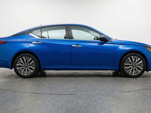 Used 2025 Nissan Altima 2.5 SV FWD image 11