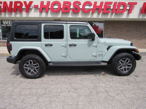 Used 2024 Jeep Wrangler Unlimited Sahara w/ Technology Group AWD/4WD image 9