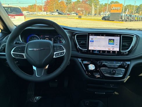 New 2026 Chrysler Pacifica Select image 13
