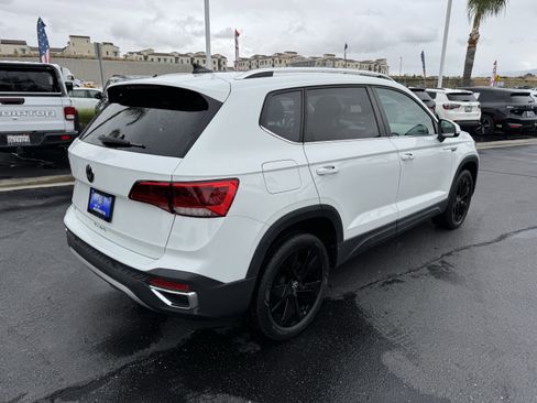 Certified 2022 Volkswagen Taos SE image 10