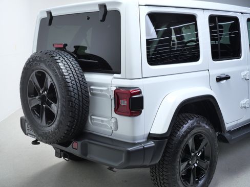 Used 2023 Jeep Wrangler Unlimited Sahara AWD/4WD image 5