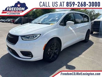 Used 2022 Chrysler Pacifica Limited w/ Uconnect Theater Family Group