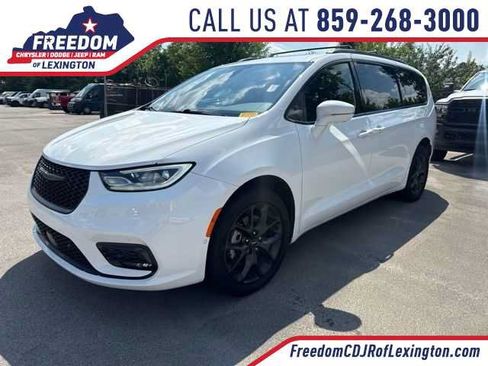 Used 2022 Chrysler Pacifica Limited w/ Uconnect Theater Family Group AWD/4WD image 1