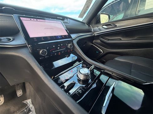 Used 2022 Jeep Grand Cherokee Overland w/ Luxury Tech Group IV image 22