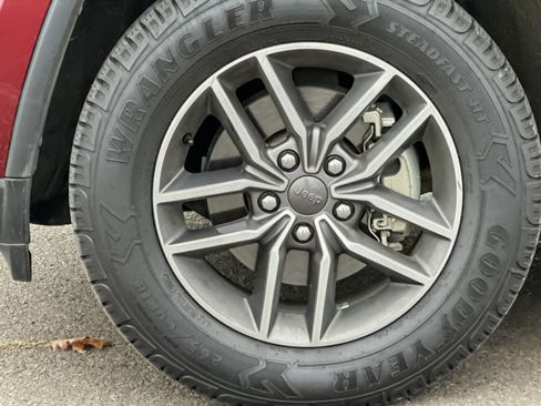 Used 2020 Jeep Grand Cherokee Laredo w/ 18" Wheel & 8.4" Radio Group image 27