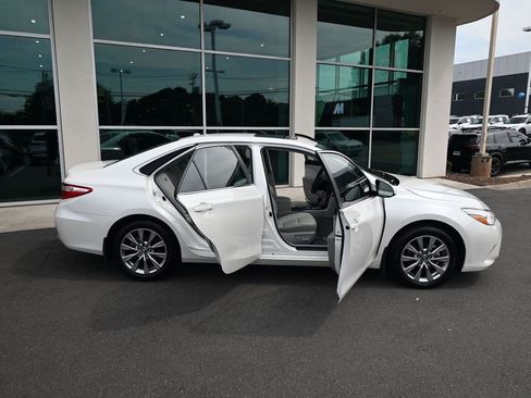Used 2017 Toyota Camry XLE w/ Moonroof Package FWD image 36