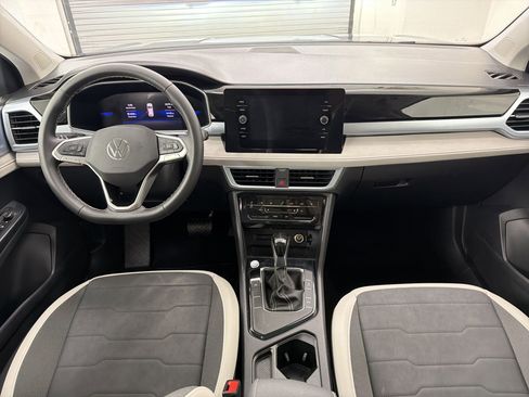 Used 2025 Volkswagen Taos SE w/ Panoramic Sunroof Package FWD image 24