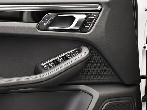Certified 2026 Porsche Macan AWD/4WD image 36