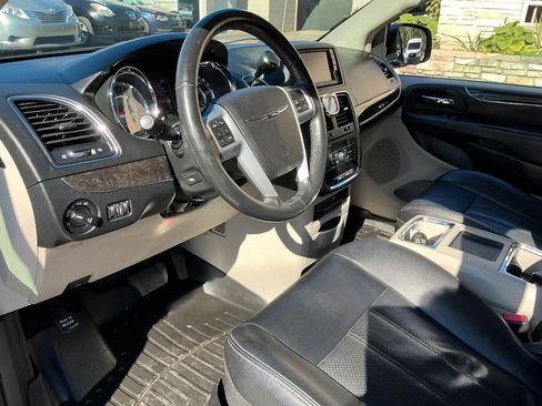 Used 2013 Chrysler Town & Country Touring-L w/ Driver Convenience Group image 16