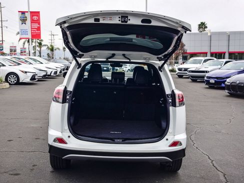 Certified 2018 Toyota RAV4 SE image 32
