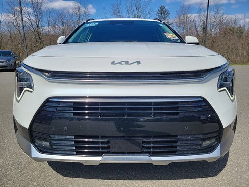 Used 2023 Kia Niro SX Touring image 2