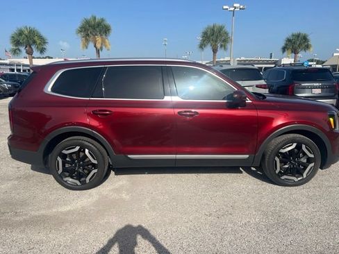 Used 2024 Kia Telluride EX w/ EX Captain's Chair Package FWD image 2