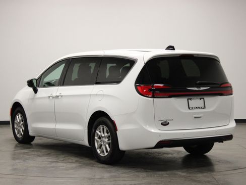 Used 2025 Chrysler Pacifica Select FWD image 6