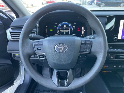 Used 2025 Toyota Camry LE image 28