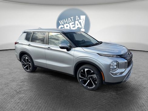 Used 2022 Mitsubishi Outlander SE image 1