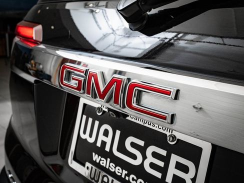 Used 2021 GMC Acadia SLT w/ Preferred Package image 18