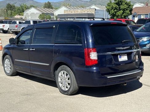 Used 2015 Chrysler Town & Country Touring w/ Driver Convenience Group FWD image 6