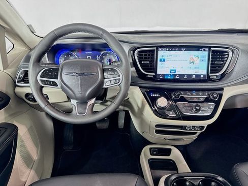 Used 2024 Chrysler Pacifica Touring-L FWD image 18