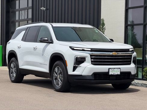 Used 2025 Chevrolet Traverse LT AWD/4WD image 4