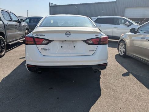 Used 2024 Nissan Altima 2.0 SR FWD image 2