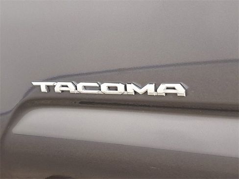 Used 2018 Toyota Tacoma TRD Off-Road image 9
