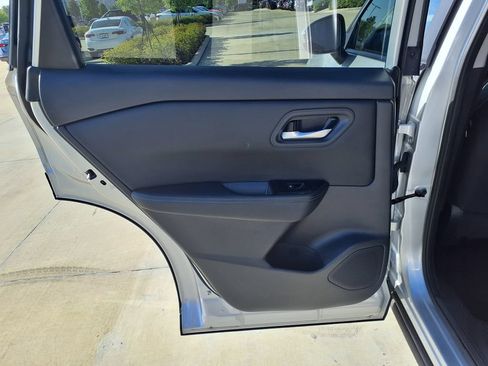 Used 2025 Nissan Rogue SV FWD image 17