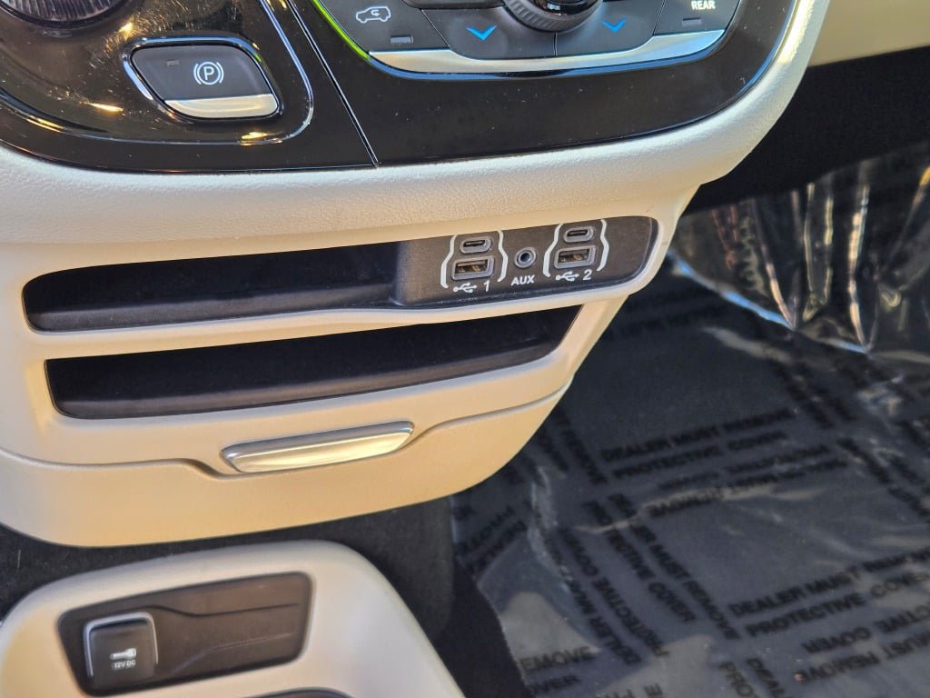 Used 2024 Chrysler Voyager LX FWD image 26
