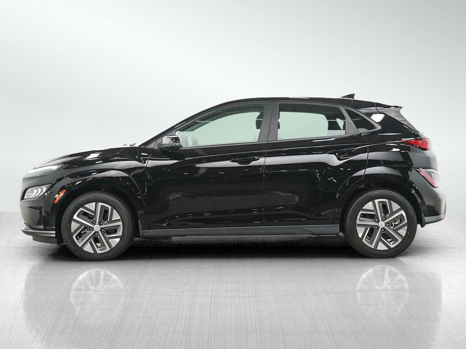 Used 2023 Hyundai Kona Limited FWD image 2