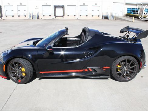 Used 2016 Alfa Romeo 4C Spider w/ Convenience Group - Spider image 2