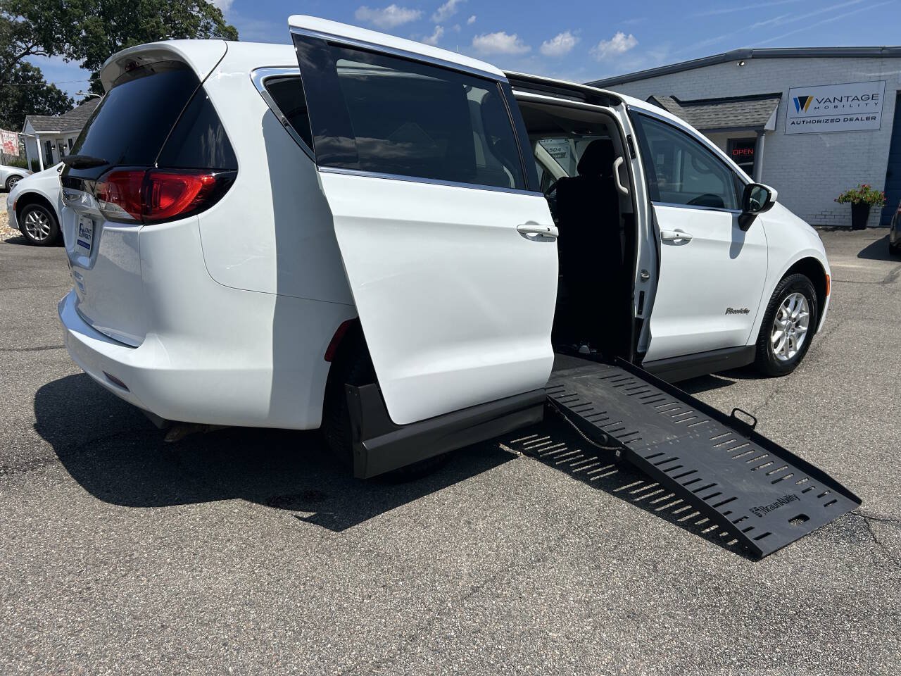 Used 2022 Chrysler Voyager LX FWD image 2