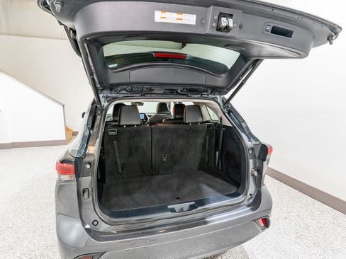 Used 2020 Toyota Highlander Limited image 32