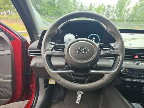 Used 2023 Hyundai Elantra SEL w/ Convenience Package FWD image 7