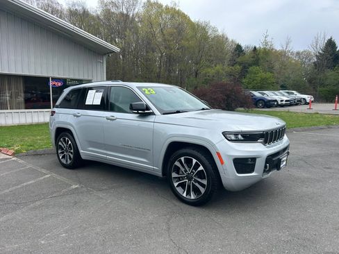 Used 2023 Jeep Grand Cherokee Overland w/ Luxury Tech Group IV AWD/4WD image 8