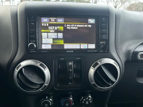 Used 2015 Jeep Wrangler Unlimited Rubicon w/ Connectivity Group AWD/4WD image 27